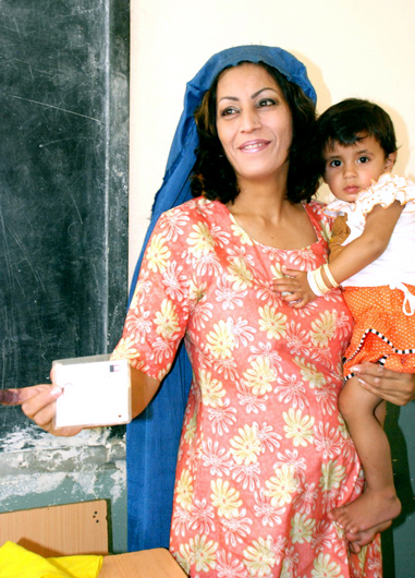 Fig. 11: A woman in Kabul casts her vote in the August elections.